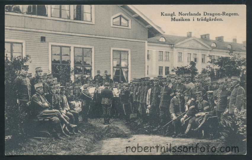 Kungl Norrlands Dragon-Regem. Musiken i trädgården. Ägare: Robert Nilsson