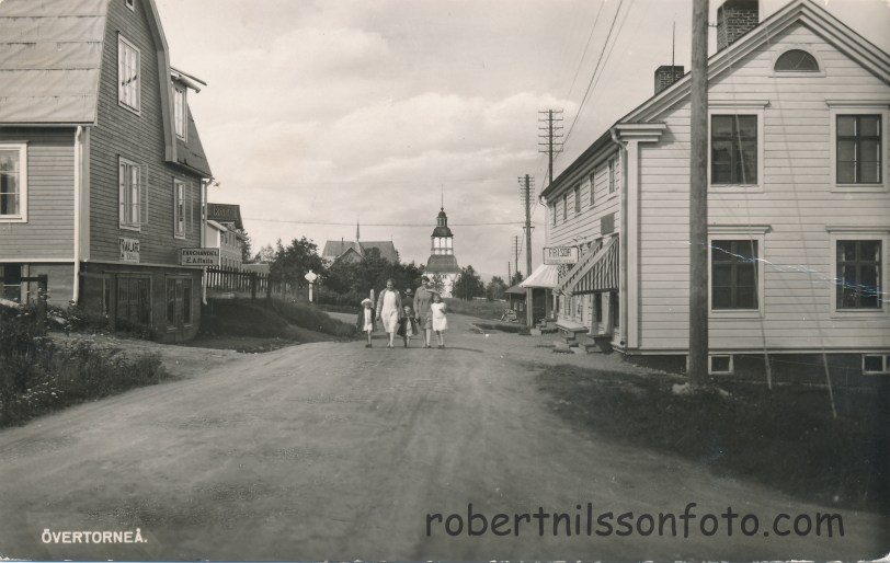 Promenad i Övertorneå. Mellan Färghandeln och Frisören. Frank 1940